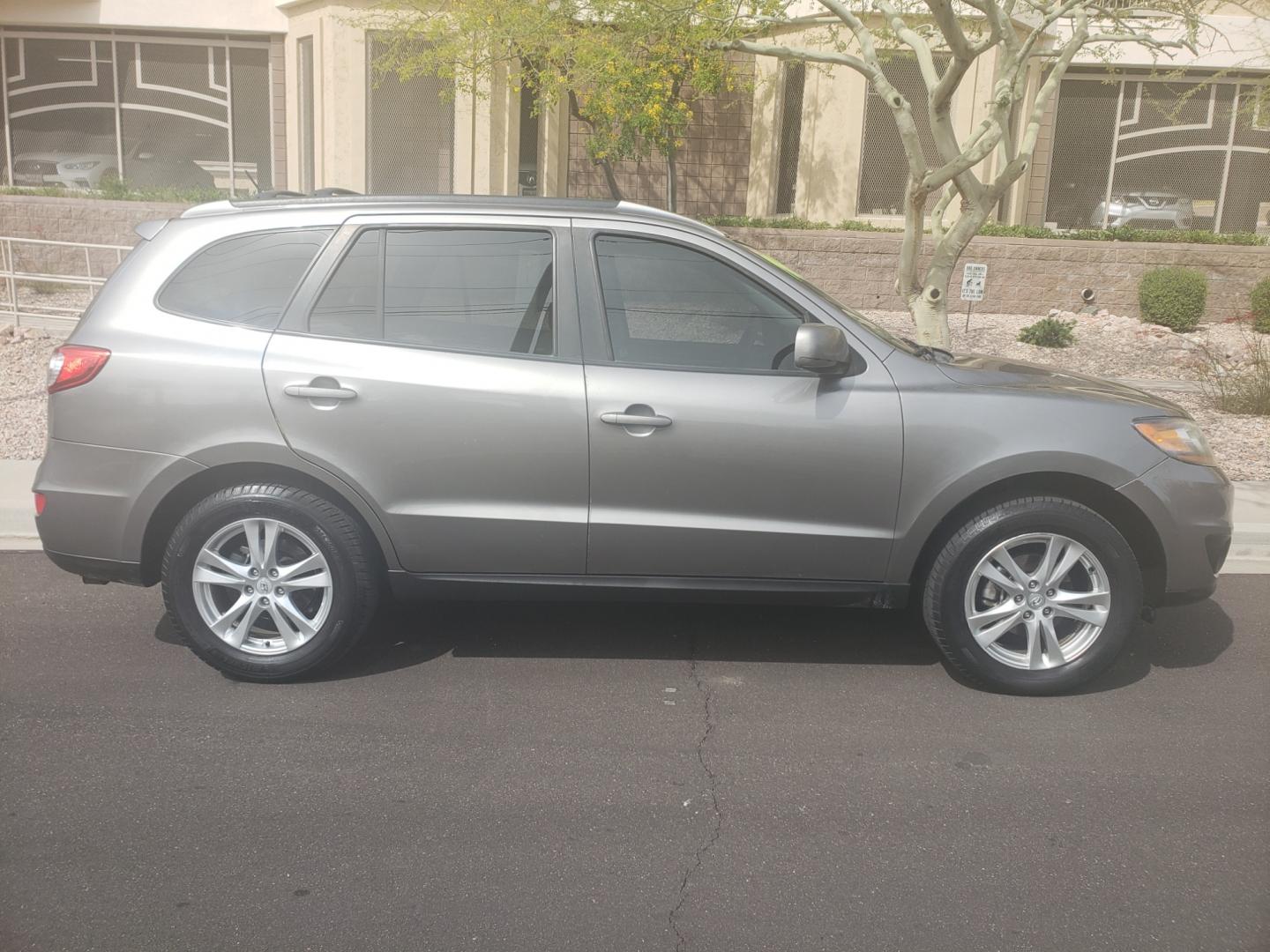 2011 gray /gray Hyundai Santa Fe SE (5XYZH4AG2BG) with an 3.5L V6 DOHC 24V engine, 6-Speed Automatic transmission, located at 323 E Dunlap Ave., Phoenix, AZ, 85020, (602) 331-9000, 33.567677, -112.069000 - 2011 Hyundai Santa Fe SE,......A Must See!! No accidents, Ice cold AC. The car is gorgeous inside and out. Power windows, Power door locks, Stereo/cd/mp3 Player, Phone sync, Bluetooth, Satellite compatible, Beautiful gray interior with gray leather seats in near perfect condition, Incredible gas mil - Photo#4